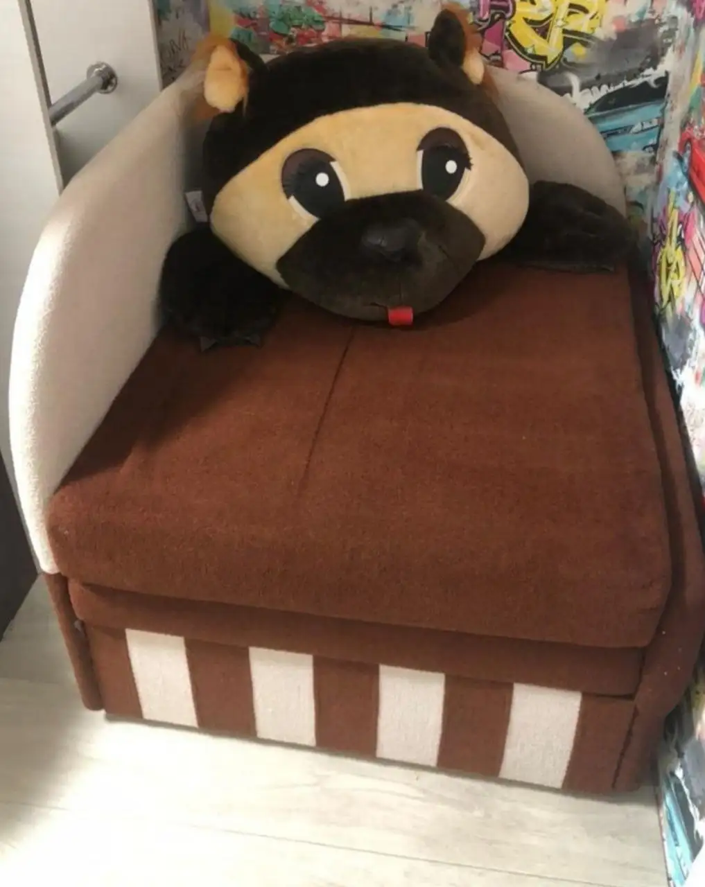 Диван-кровать и стол для маникюра в Сургуте - Барахолка в Сургут