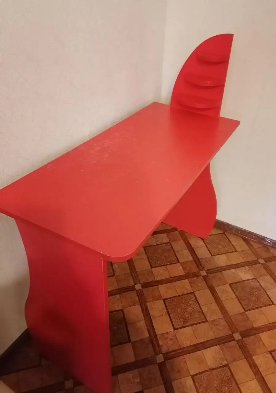 Диван-кровать и стол для маникюра в Сургуте - Барахолка в Сургут