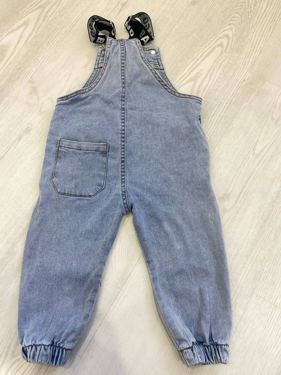 Джинсовый полукомбинезон и коричневый комбинезон на флисе - Барахолка в Сургут