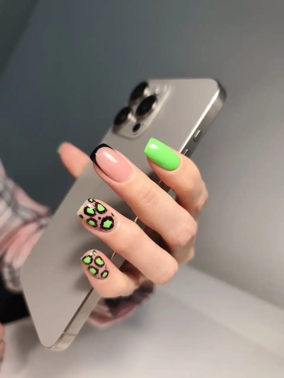 Скидка на маникюр и педикюр - Красота (Услуги) в Сургут