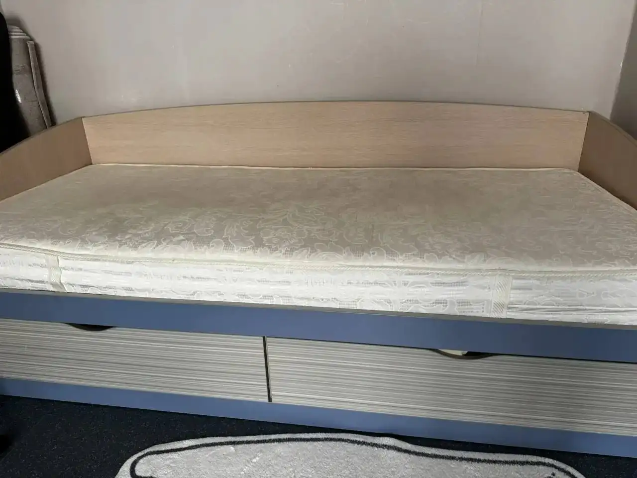 Продам кровать с матрасом 90х200 - Мебель (Для дома и дачи) в Сургут