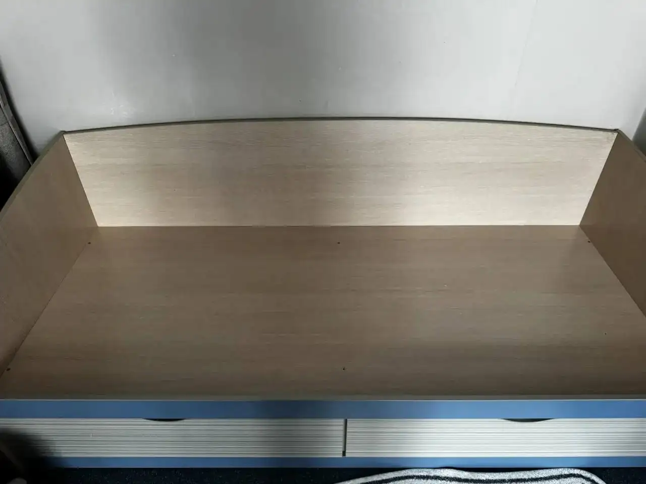 Продам кровать с матрасом 90х200 - Мебель (Для дома и дачи) в Сургут