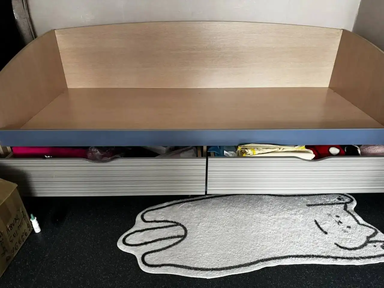 Продам кровать с матрасом 90х200 - Мебель (Для дома и дачи) в Сургут