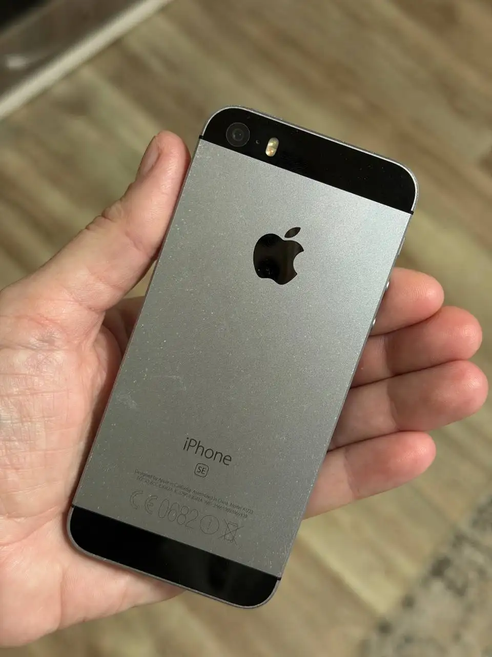 iPhone SE в хорошем состоянии, батарея 100% - Смартфоны (Электроника) в Сургут