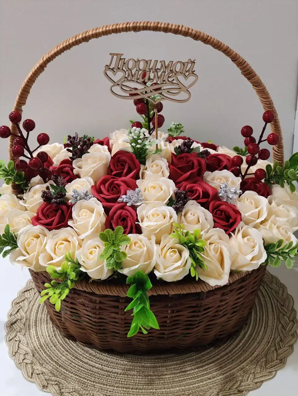 Композиция из мыльных роз в плетеной корзине