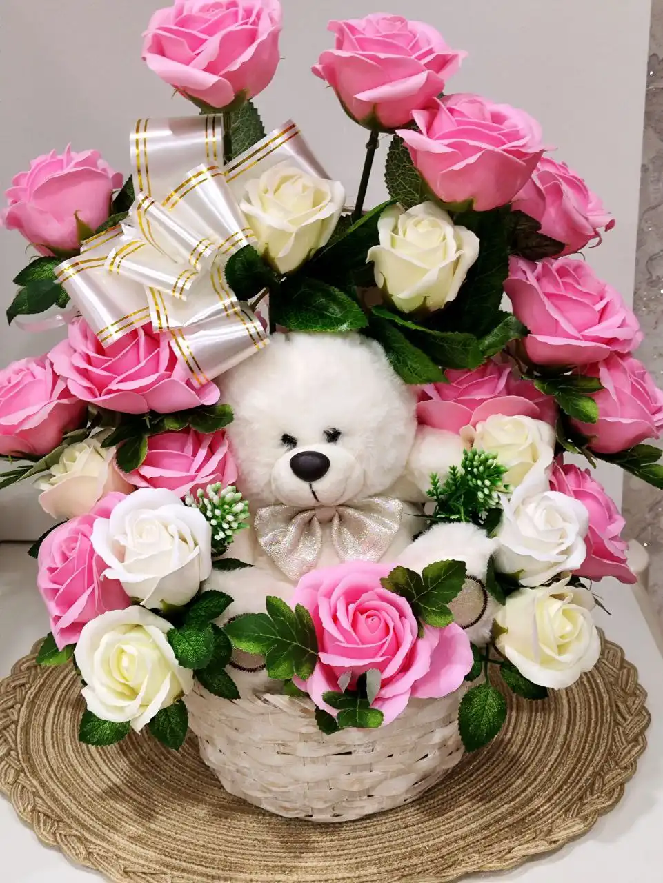 Композиция из мыльных роз и плюшевого мишки в берестяной корзине