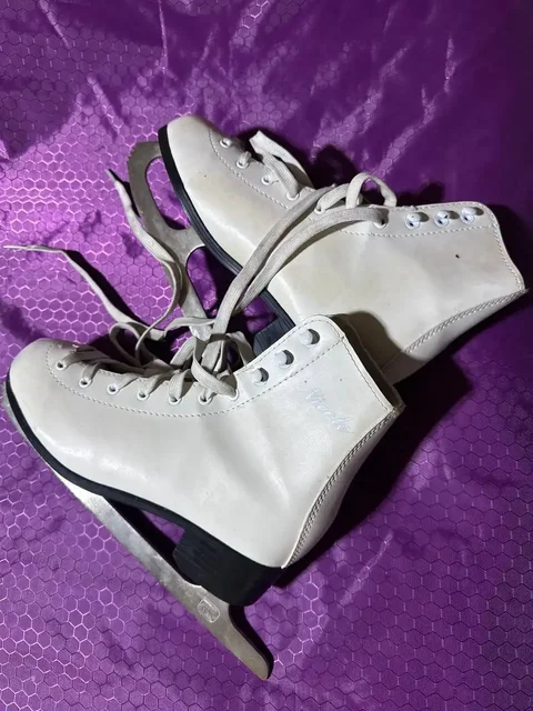 Продам светло-бежевые коньки б/у 38 размер - Хобби и отдых в Ульяновск