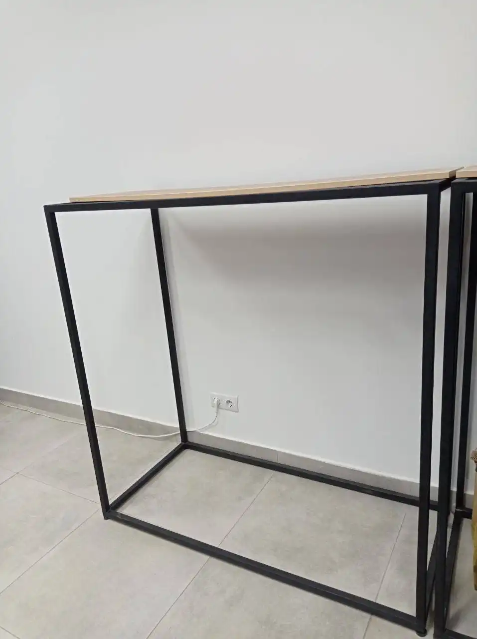 Продажа камер видеонаблюдения, напольных вешалок и зеркала без рамы