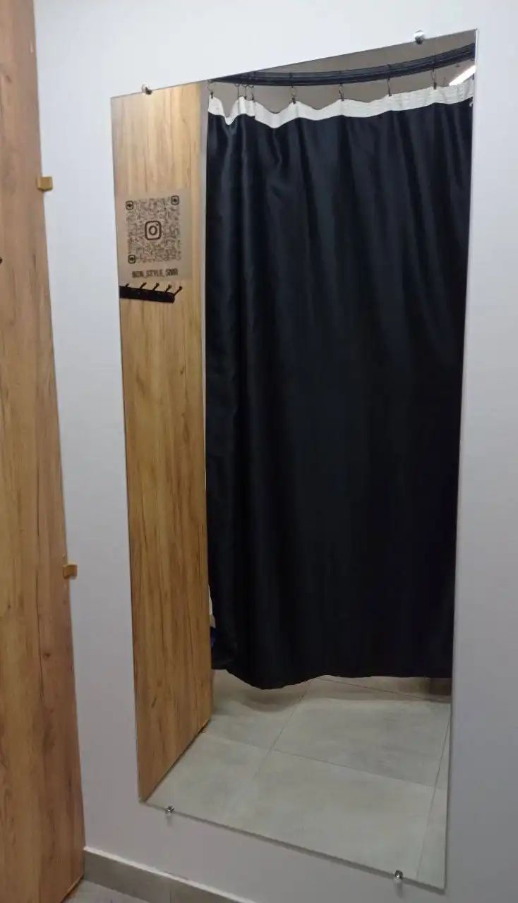 Продажа камер видеонаблюдения, напольных вешалок и зеркала без рамы