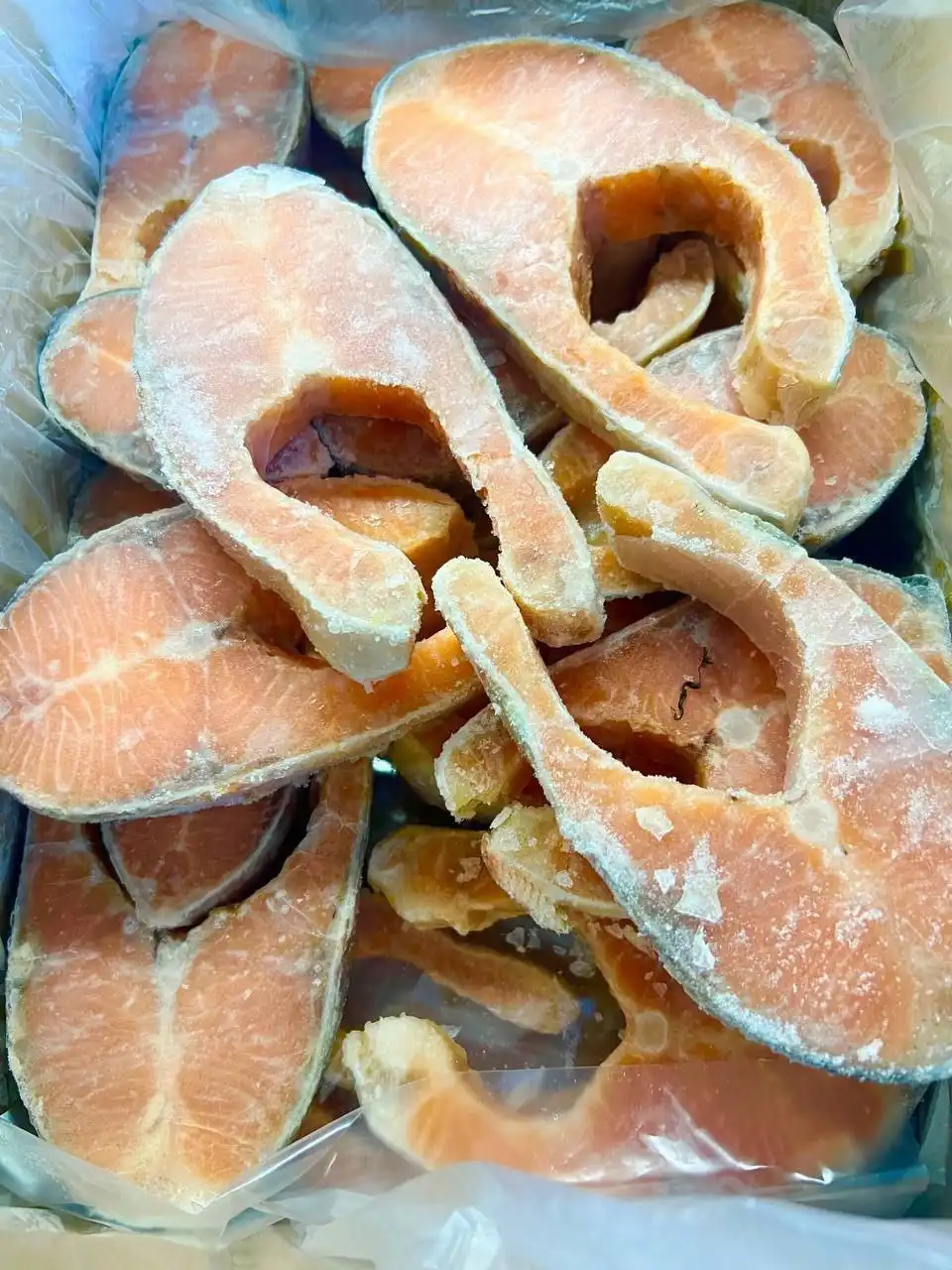 Охлажденная форель с икрой, стейки лосося и семга Чили