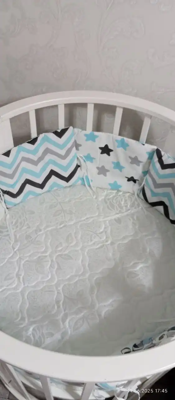 Продам детскую кроватку с бортиками и матрасиком