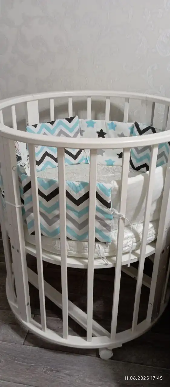 Продам детскую кроватку с бортиками и матрасиком