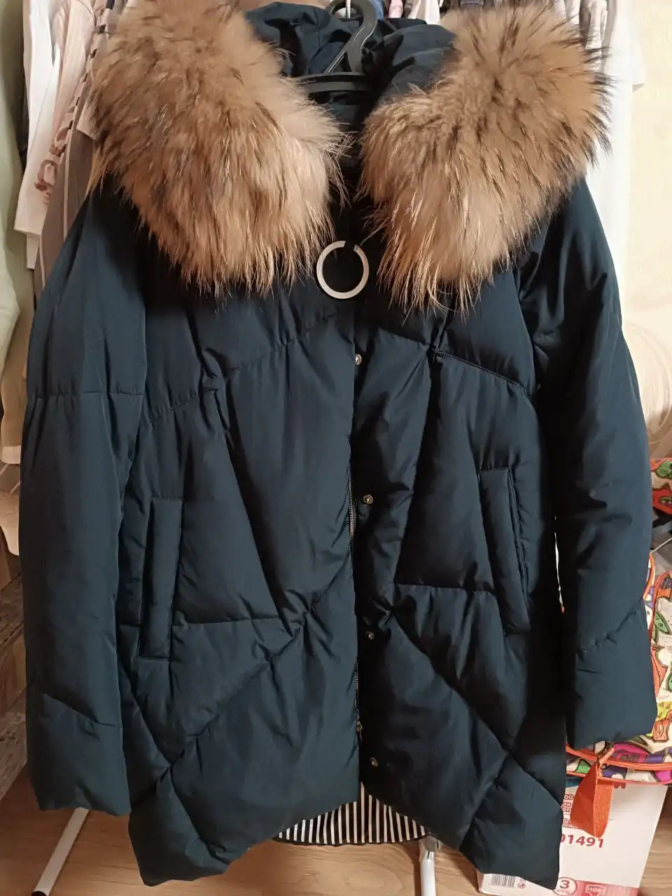 Женский пуховик темно-синий с натуральным мехом