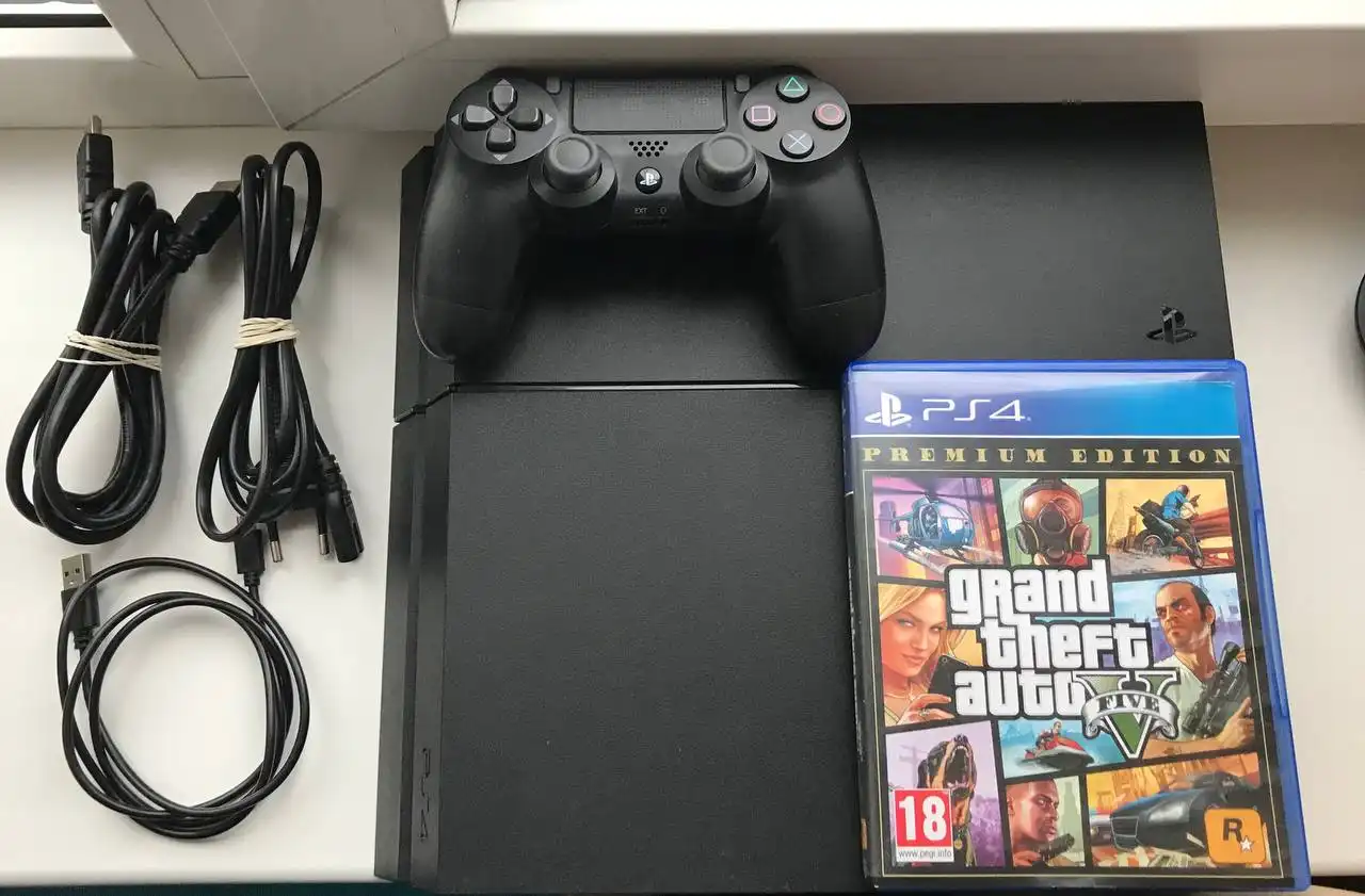PlayStation 4 с игрой GTA 5