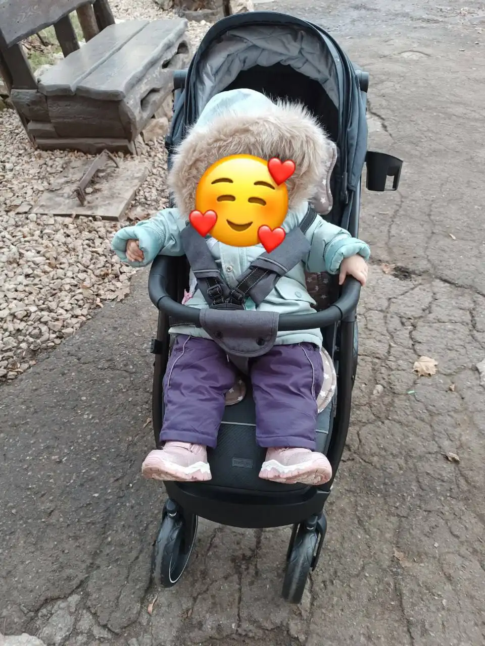 Детская коляска с лыжами