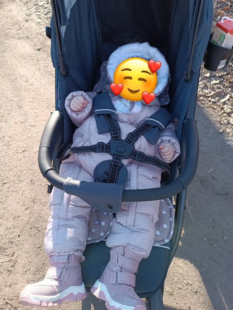 Детская коляска с лыжами