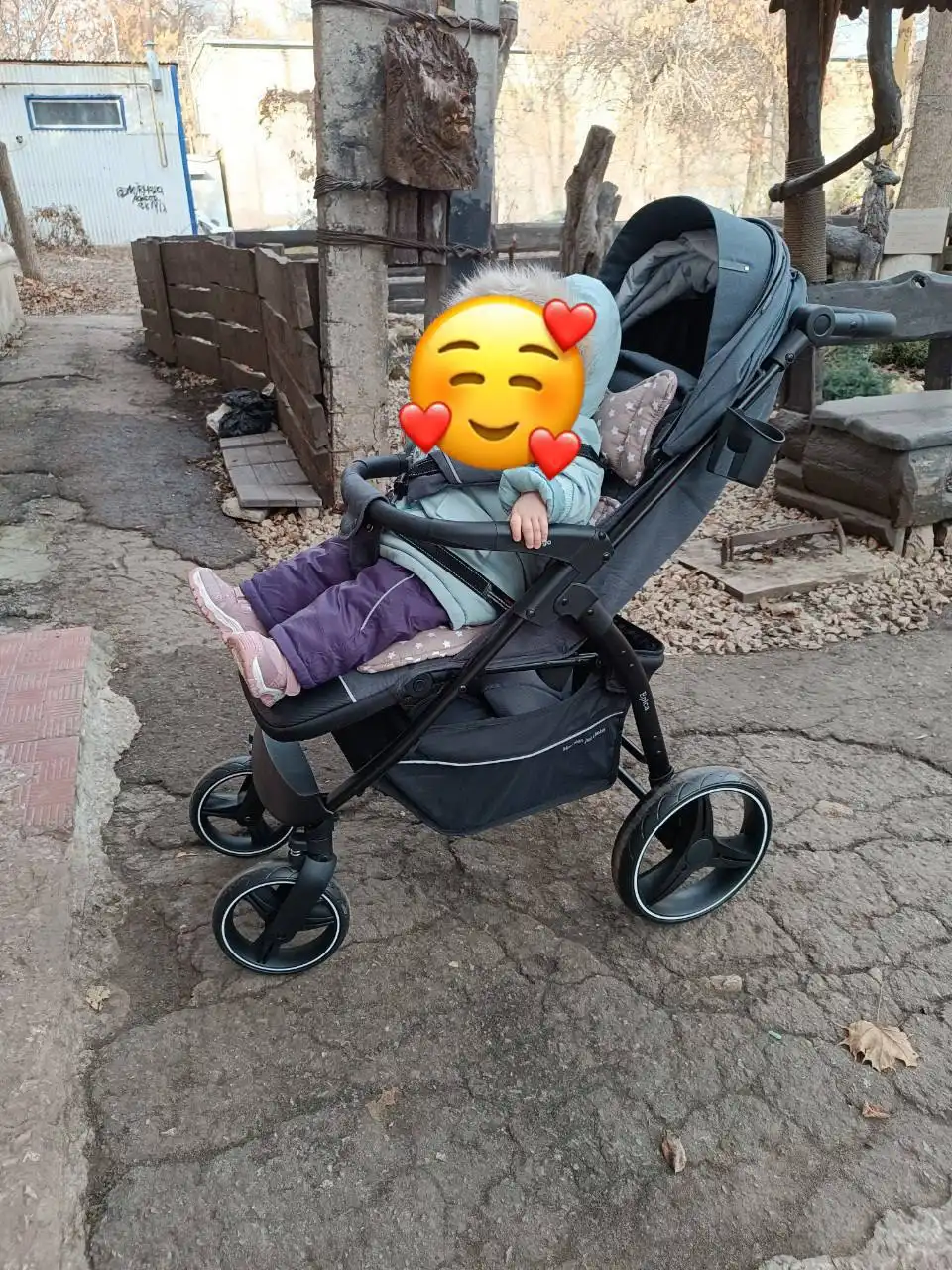 Детская коляска с лыжами