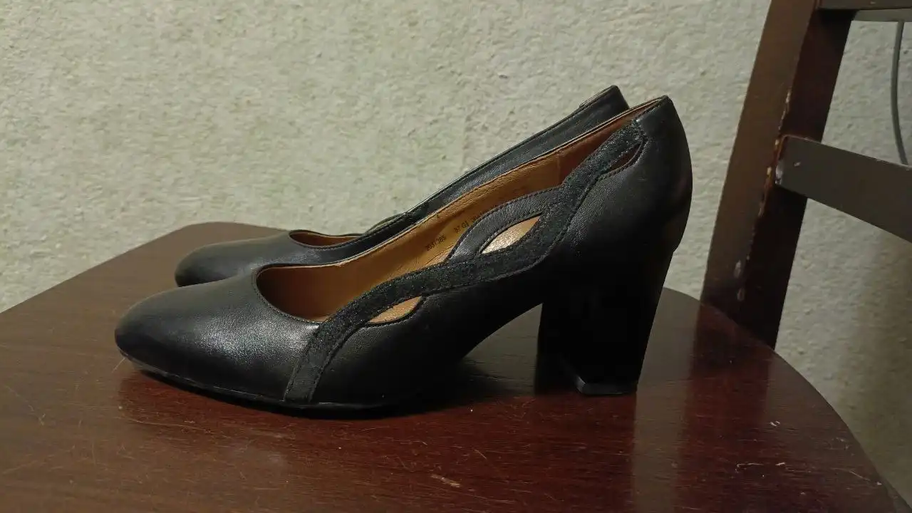 Женские туфли 37 размер белые и черные