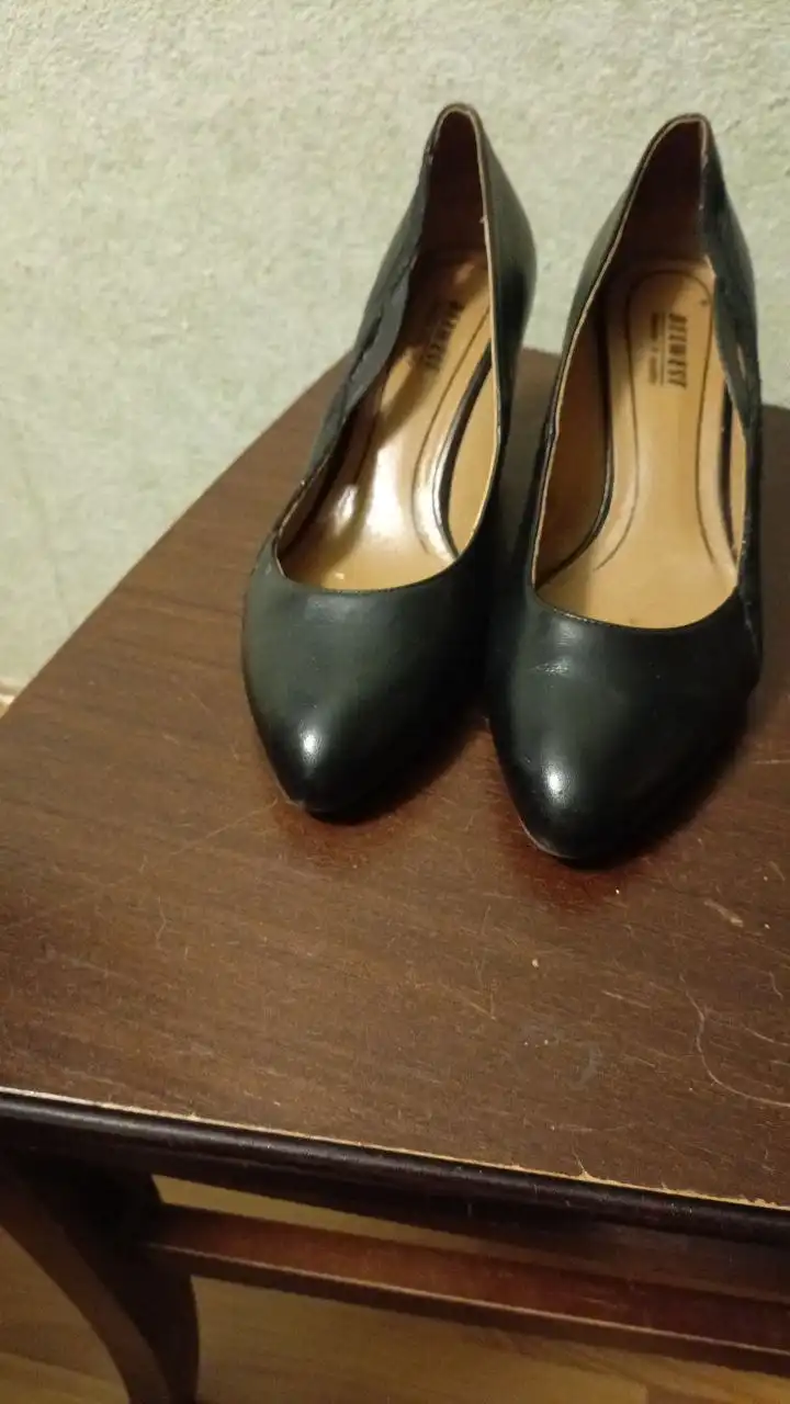 Женские туфли 37 размер белые и черные