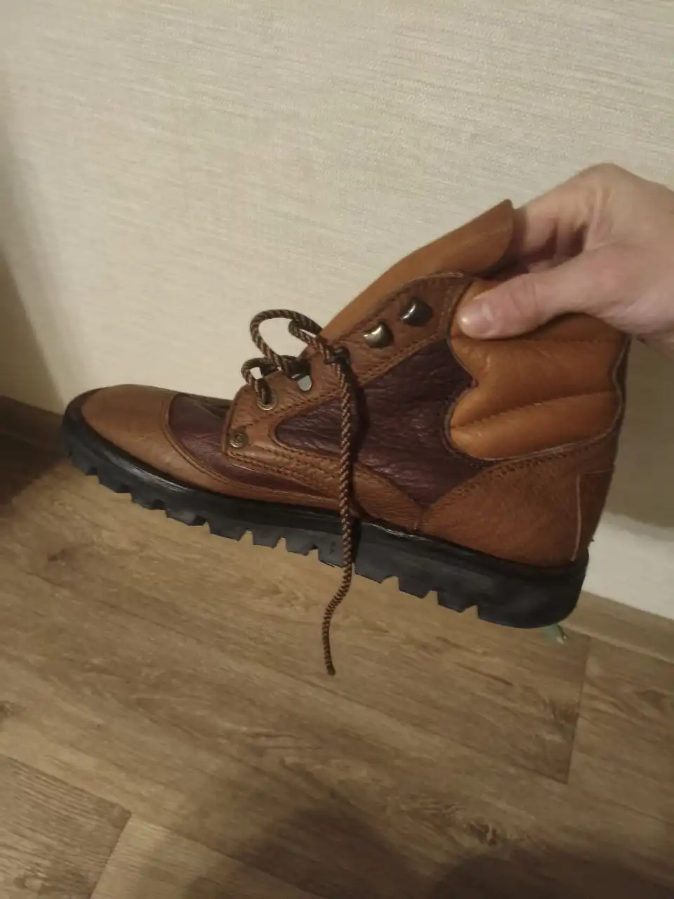 Продажа кожаных ботинок