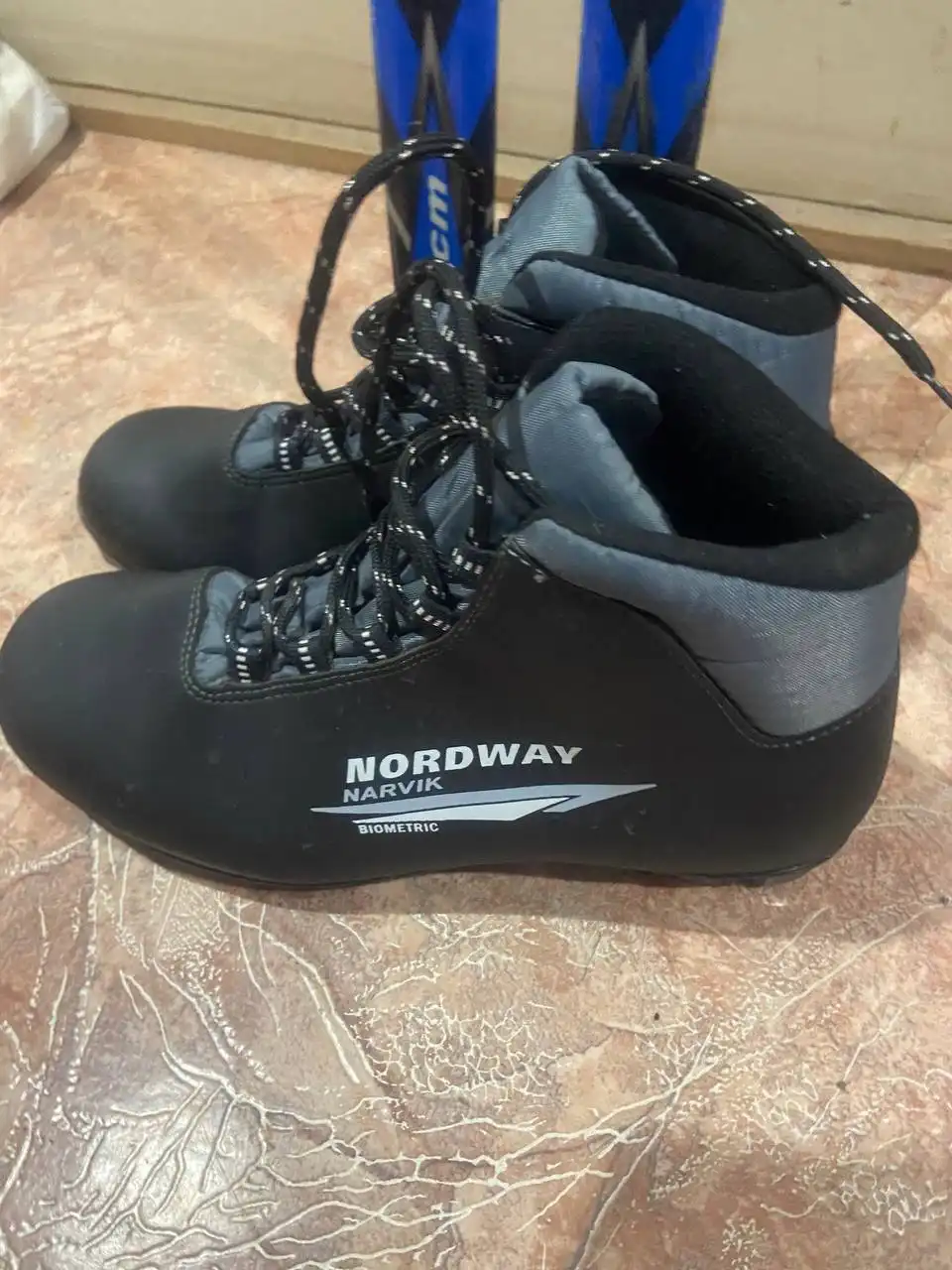 Продажа пластиковых лыж и ботинок 43 размера