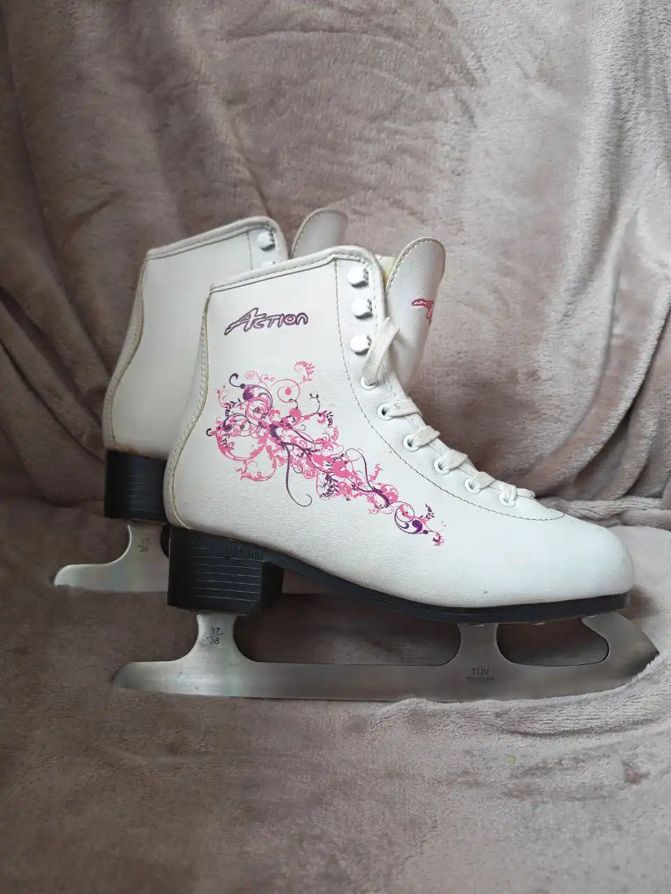 Продам коньки для девочки размер 37-38