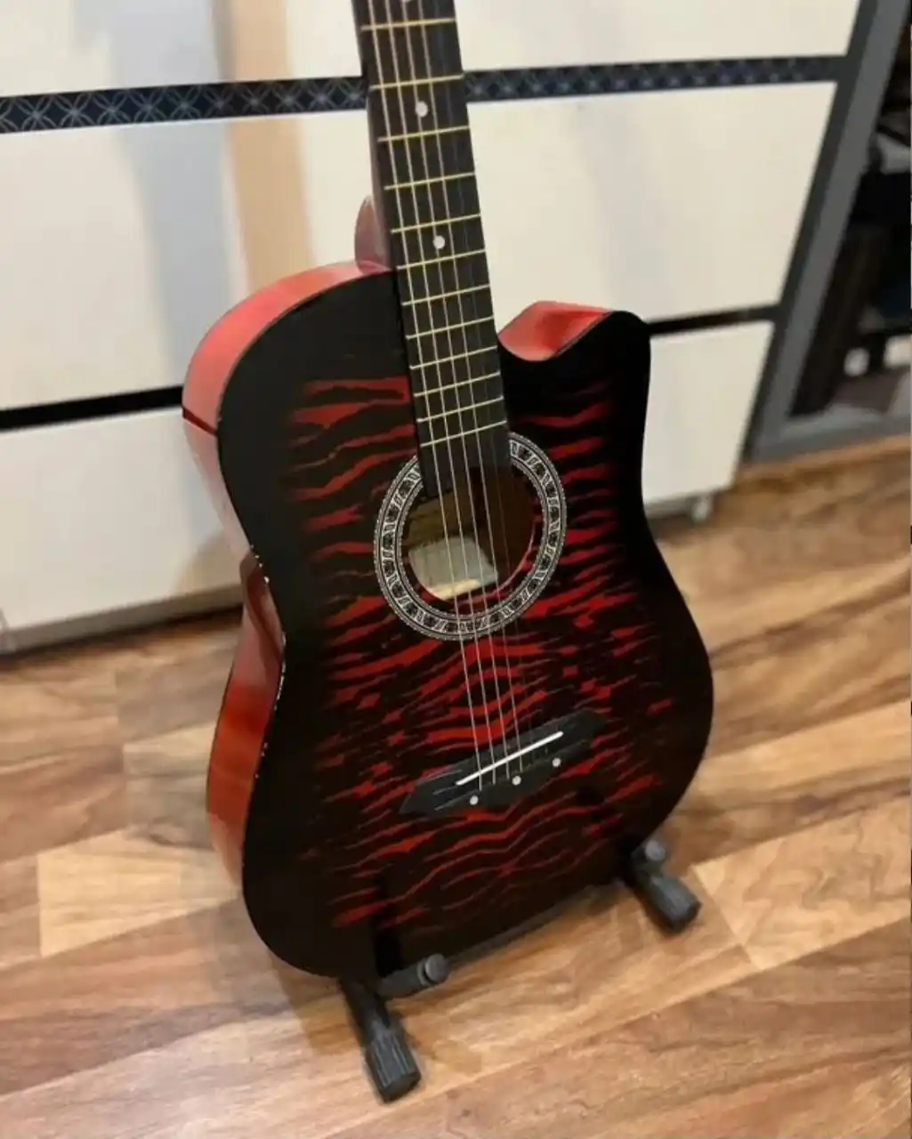 Акустическая гитара из натурального дерева