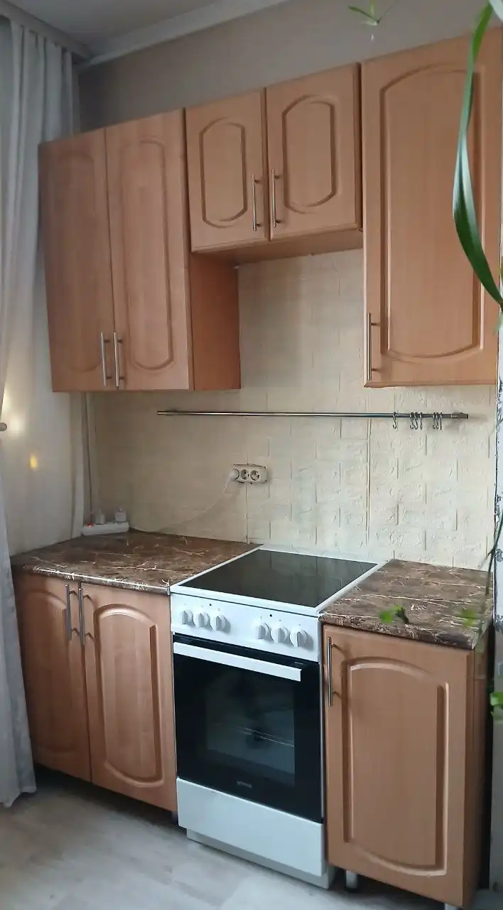 Кухонный гарнитур с плитой и защитным стеклом