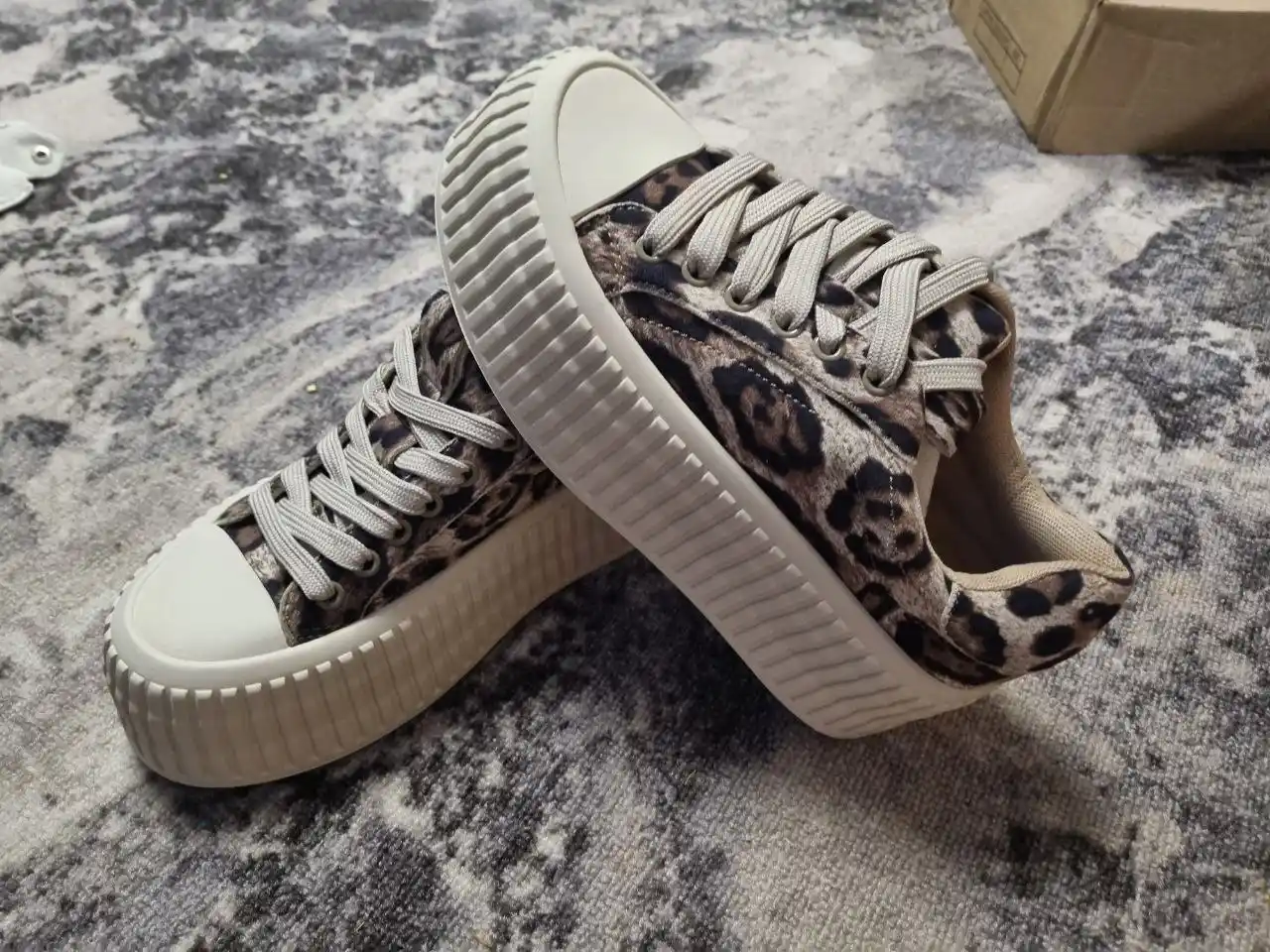 Кроссовки новые 37 размер - Товары для детей в Саратов