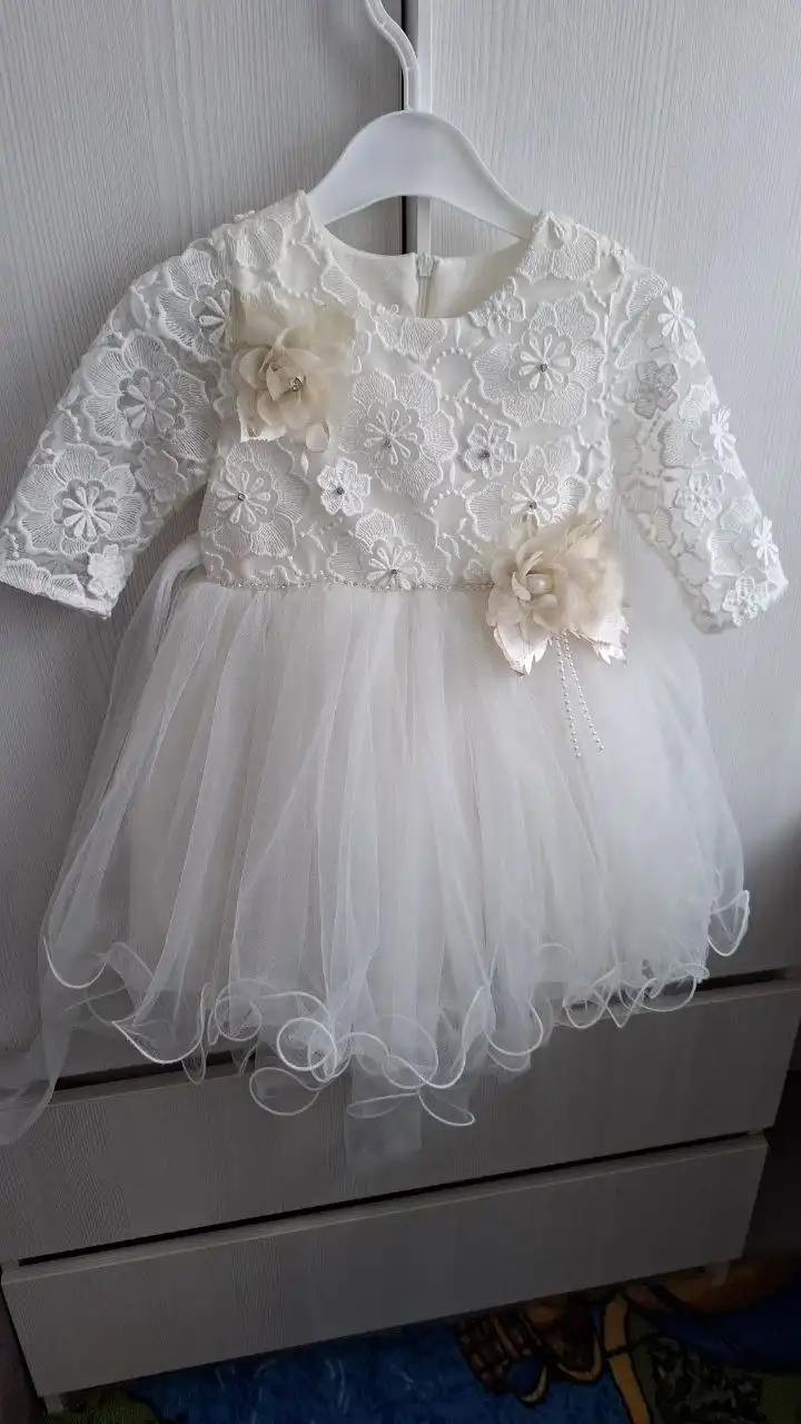 Платье с цветочками на булавках