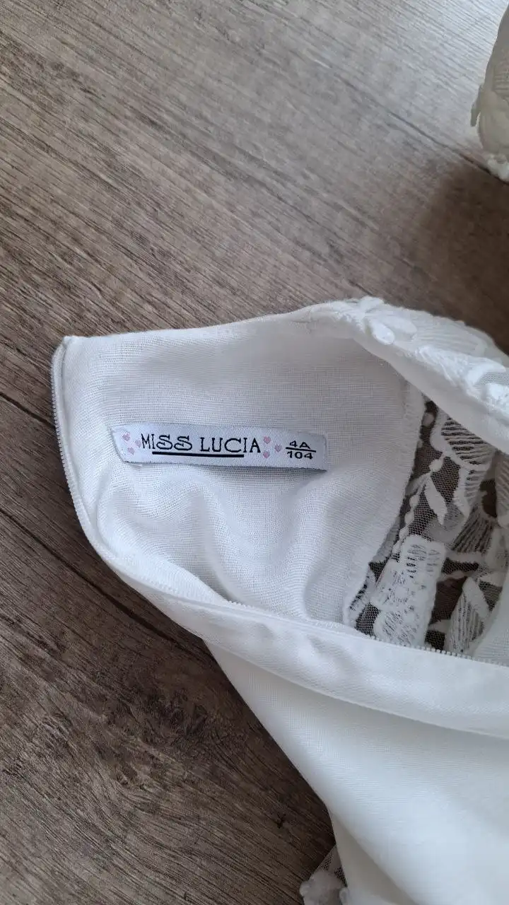 Платье с цветочками на булавках