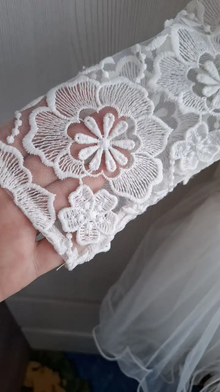 Платье с цветочками на булавках