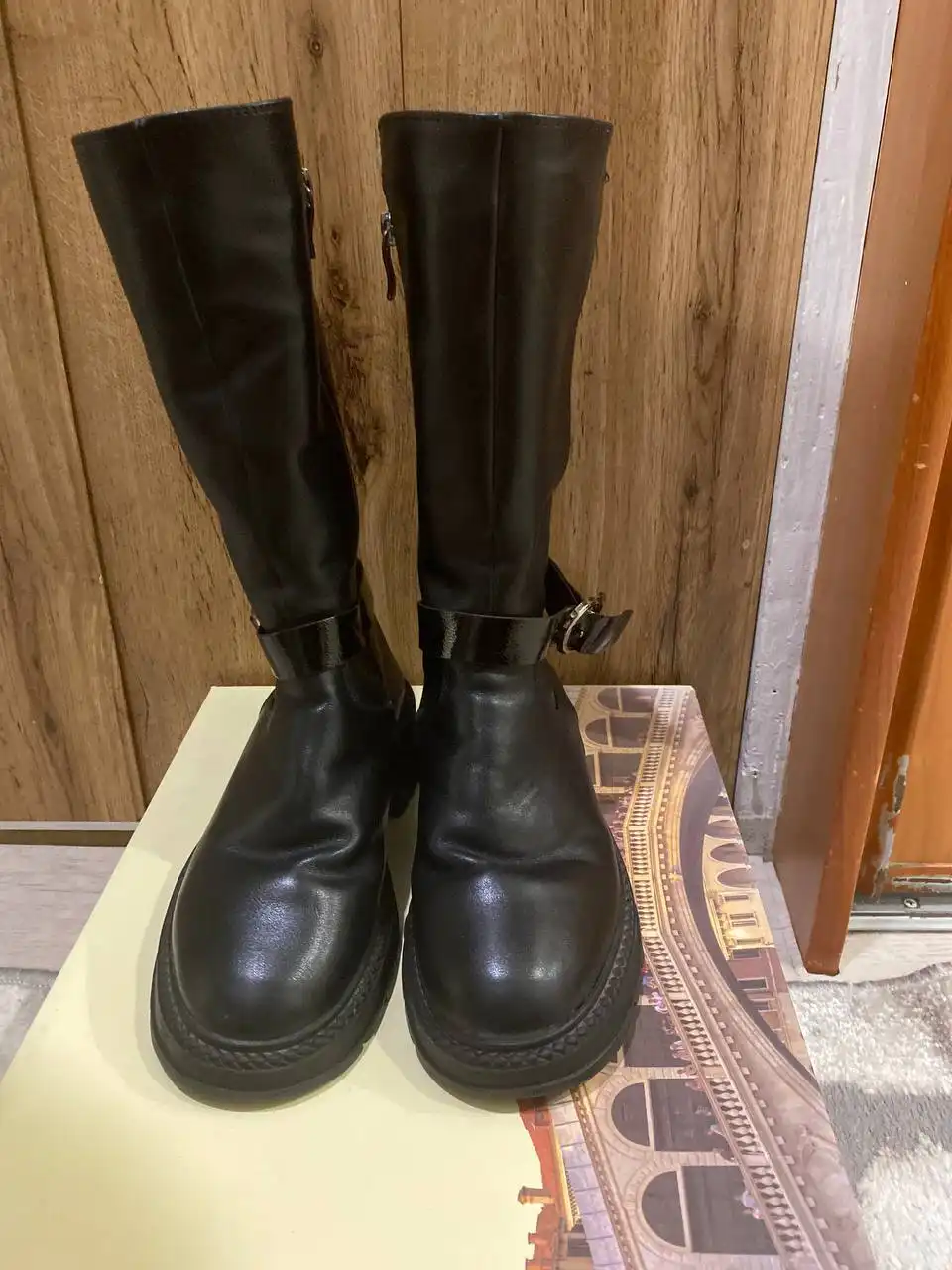 Продам зимнюю обувь для девочки размер 34