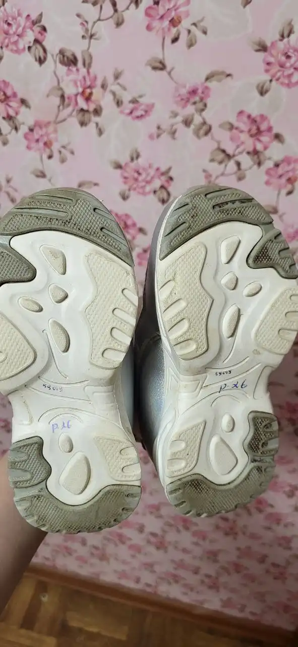 Детская одежда с сапожками и шапкой