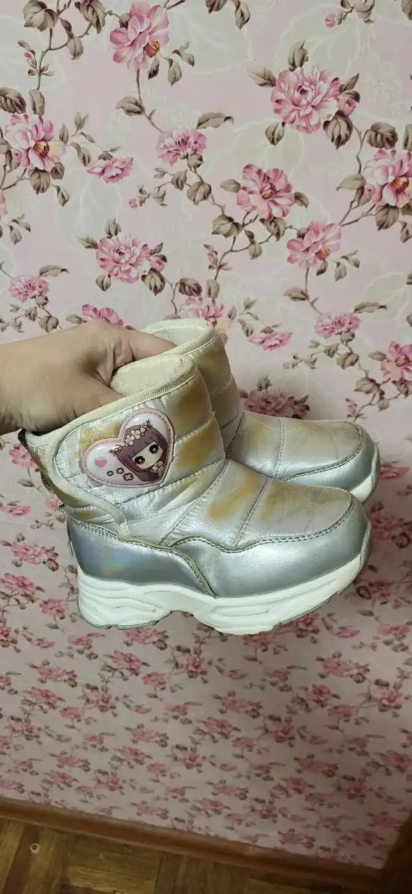 Детская одежда с сапожками и шапкой