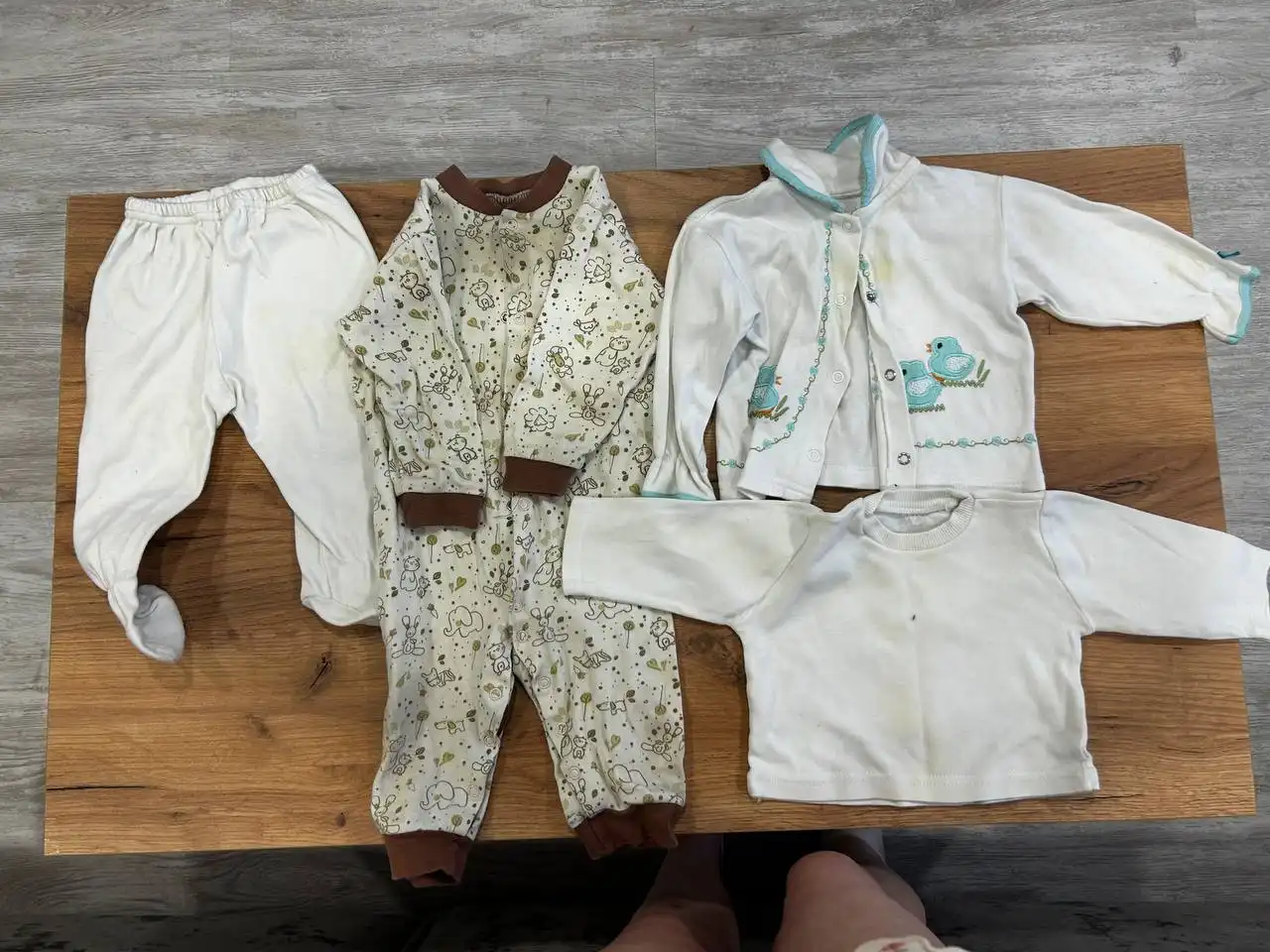 Одежда детская разных размеров с пятнами