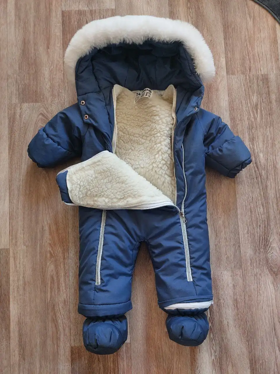 Продам детский зимний комбинезон 0-1.5 лет - Одежда для детей (Товары для детей) в Саратов