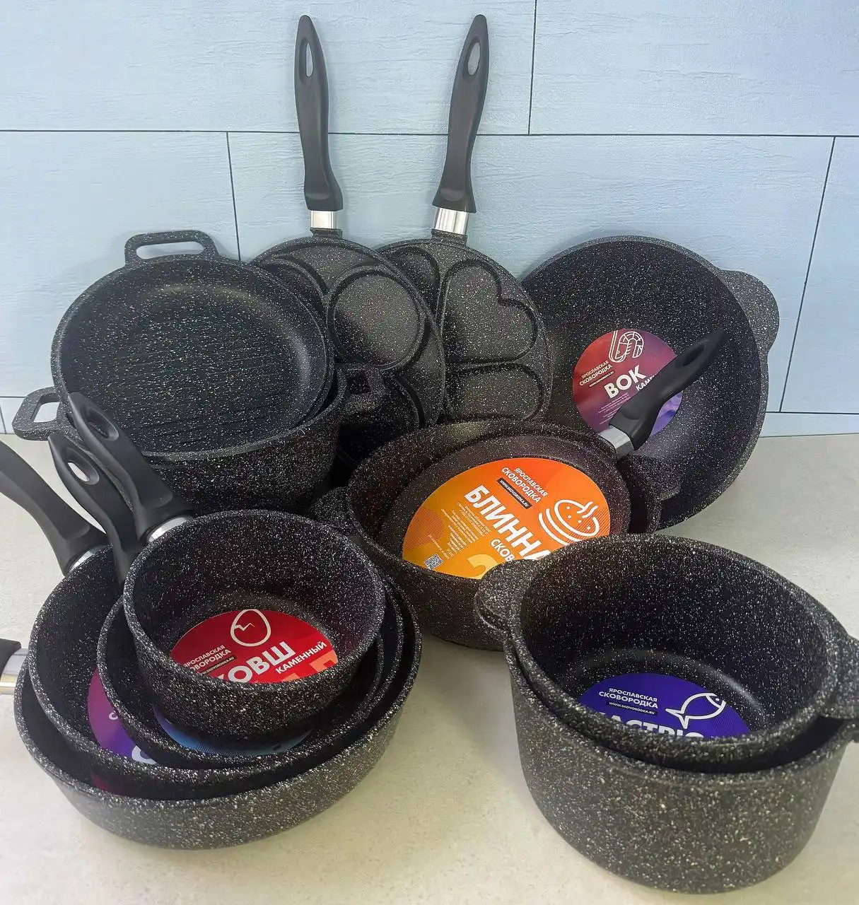 Подарки к празднику: посуда 7 цветов