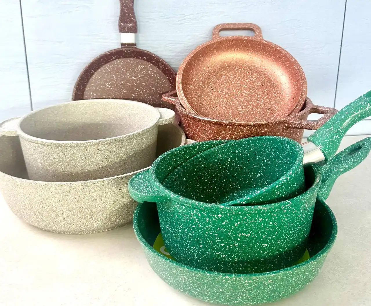 Подарки к празднику: посуда 7 цветов