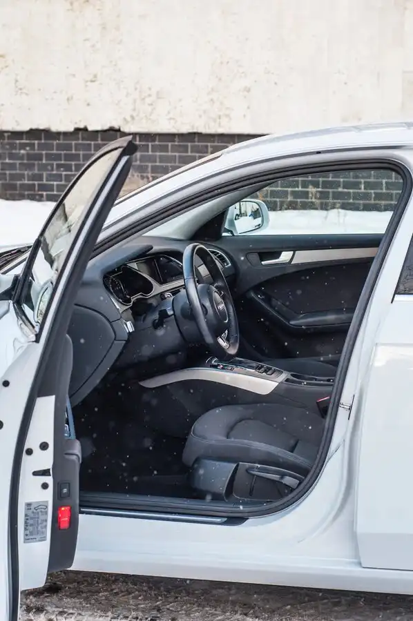 Автомобиль AUDI A4 2014 года выпуска