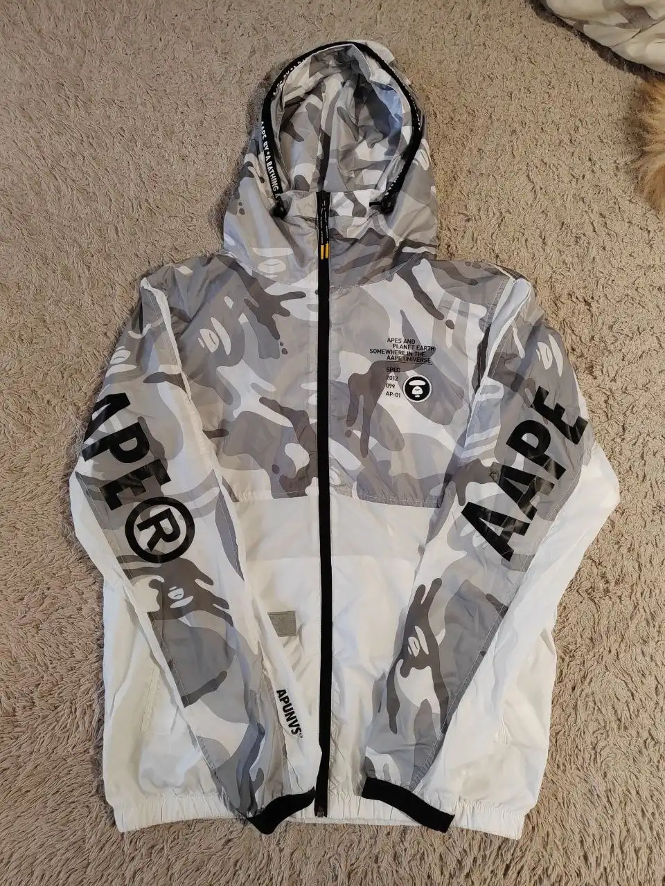 Продажа одежды, обуви и планшета