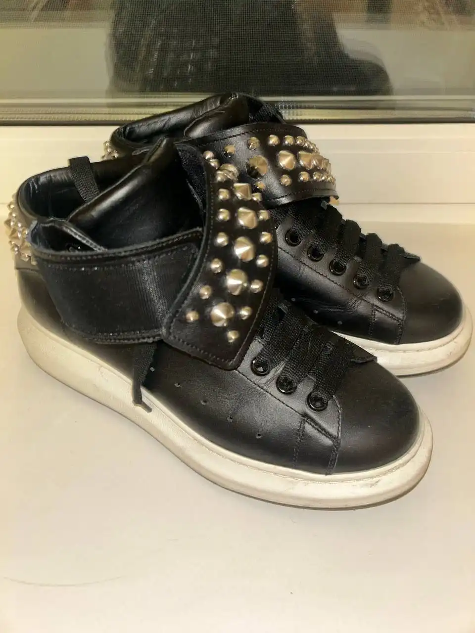 Продажа одежды, обуви и планшета