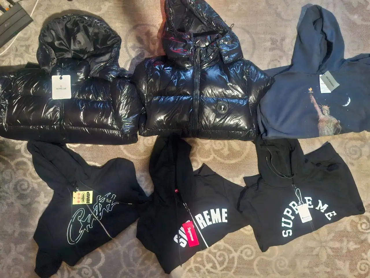 Продажа брендовых пуховиков и худи