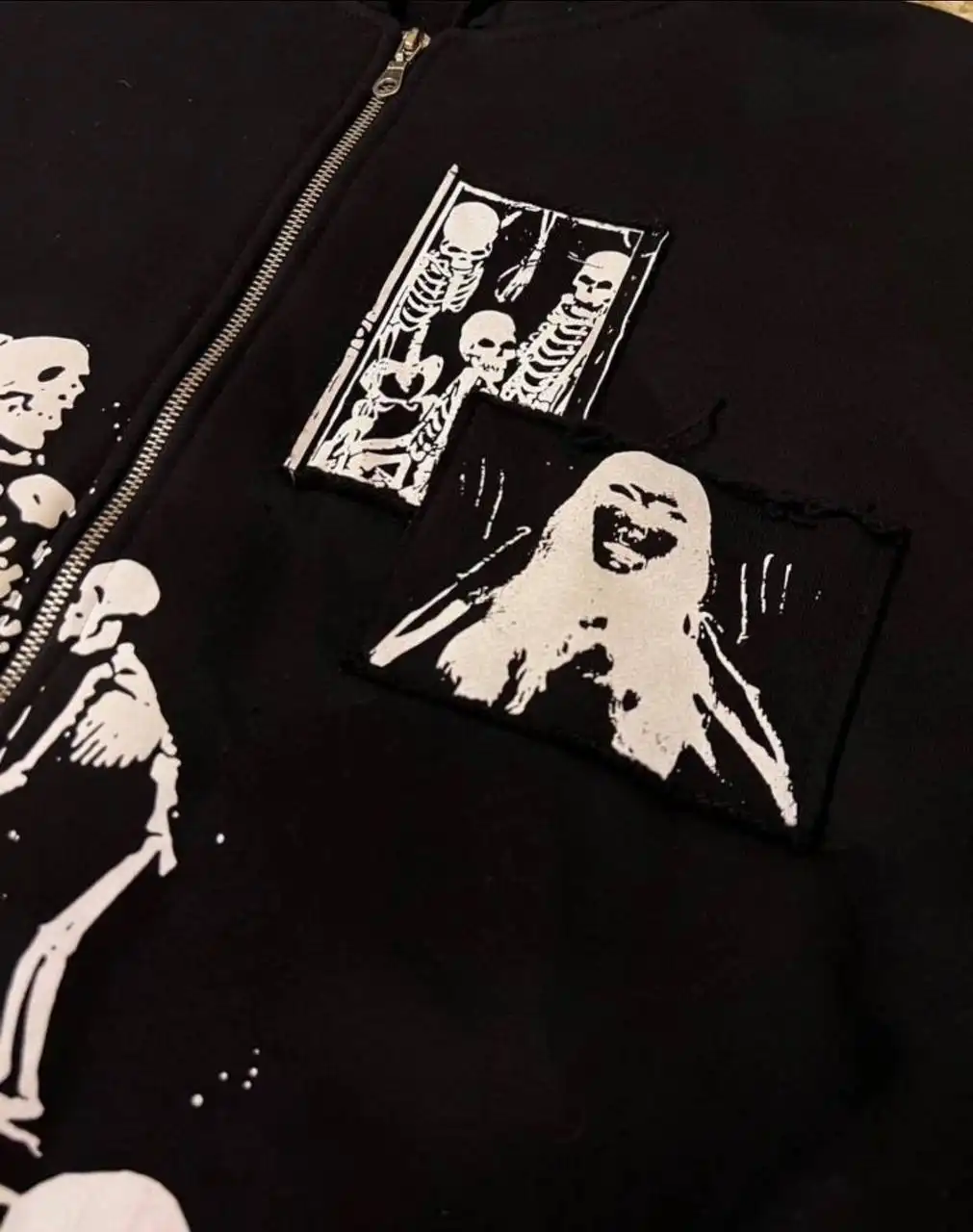 Продажа одежды: худи, футболка, джинсы, ботинки