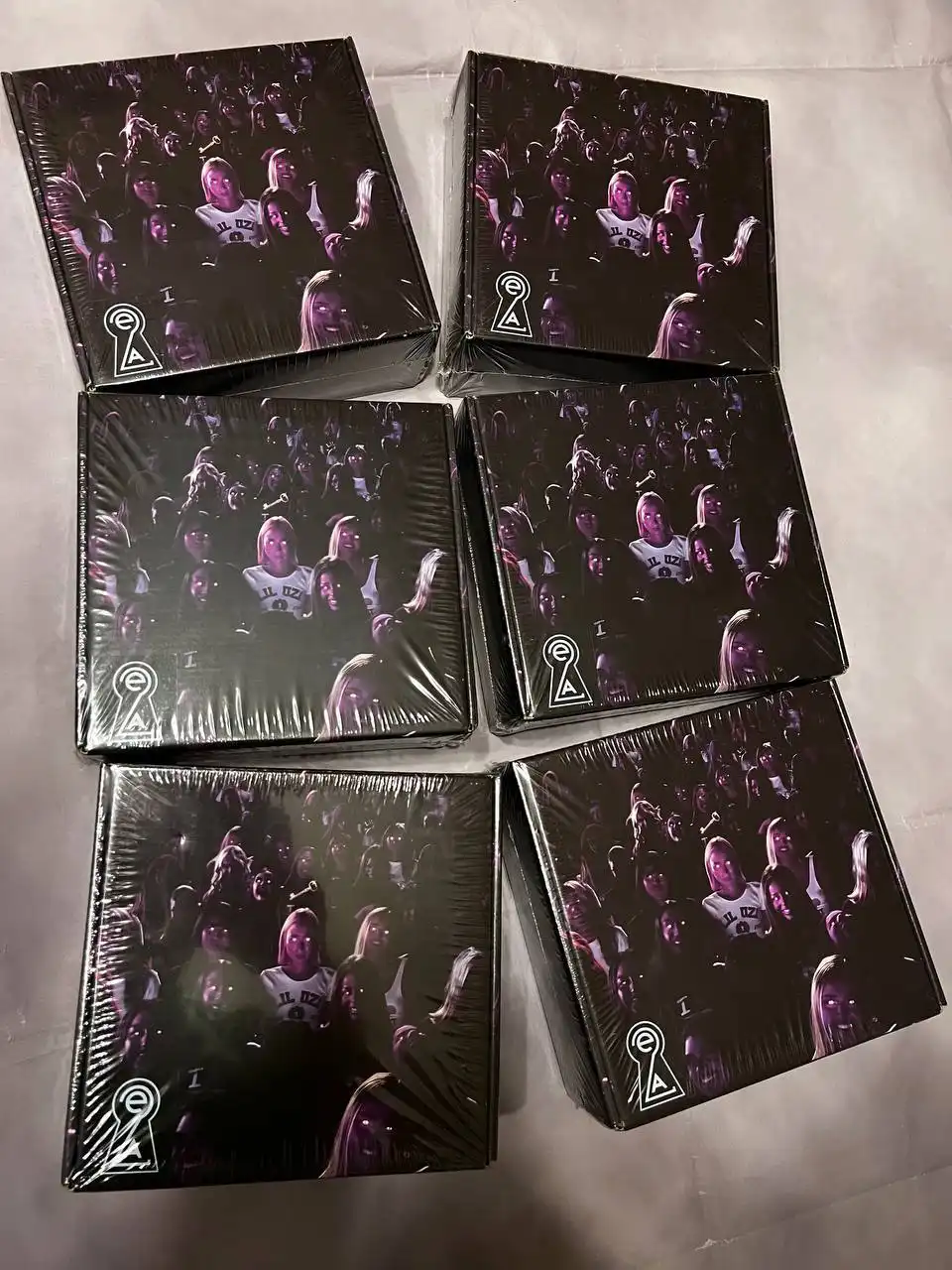 Продажа коллекционных мерч-боксов и джинсов