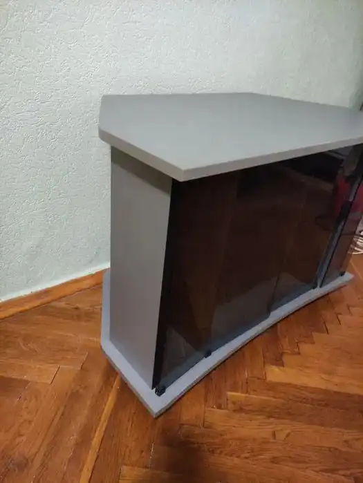 Тумбочка для телевизора в хорошем состоянии