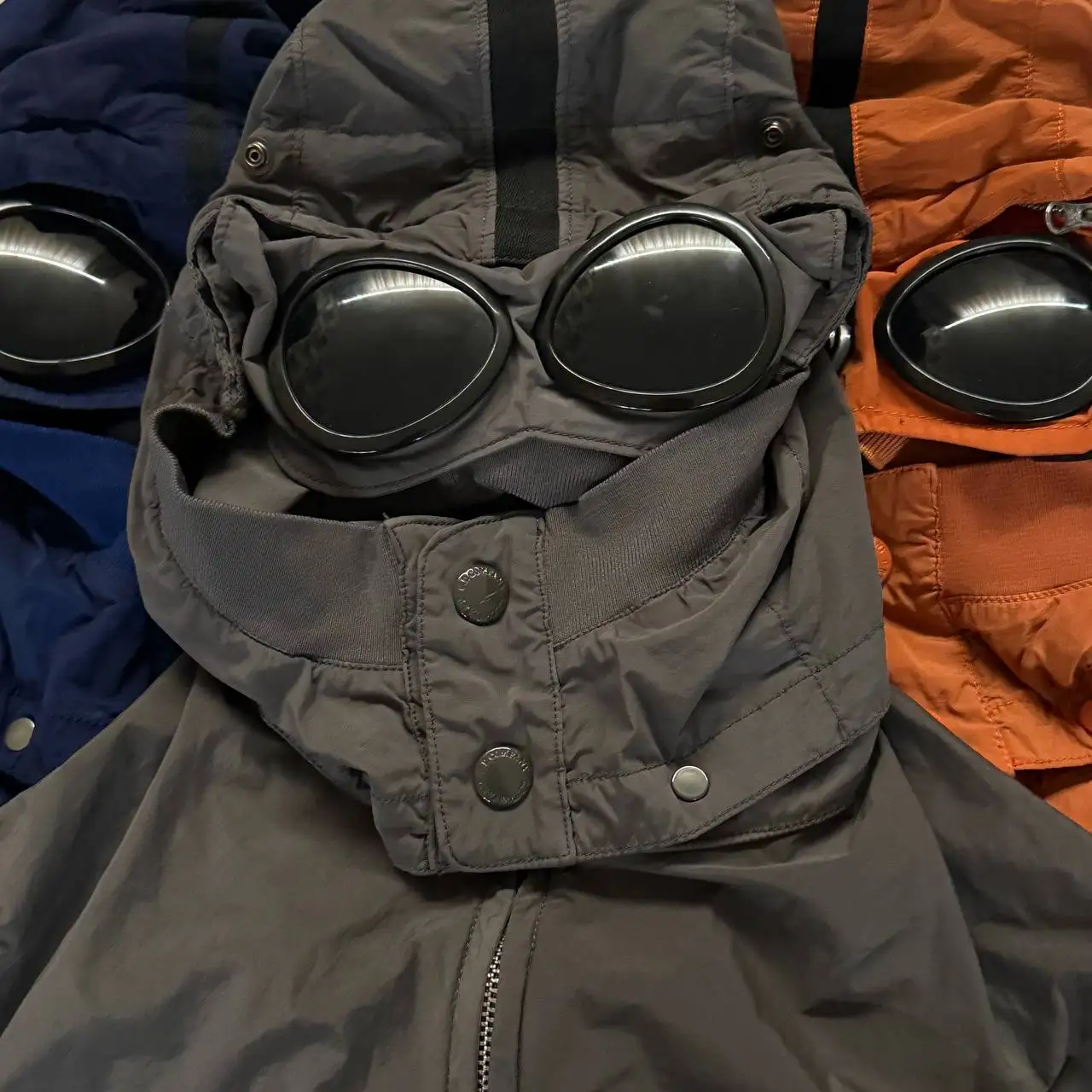 Новые вещи от стоника с вешалками - Барахолка в Курск