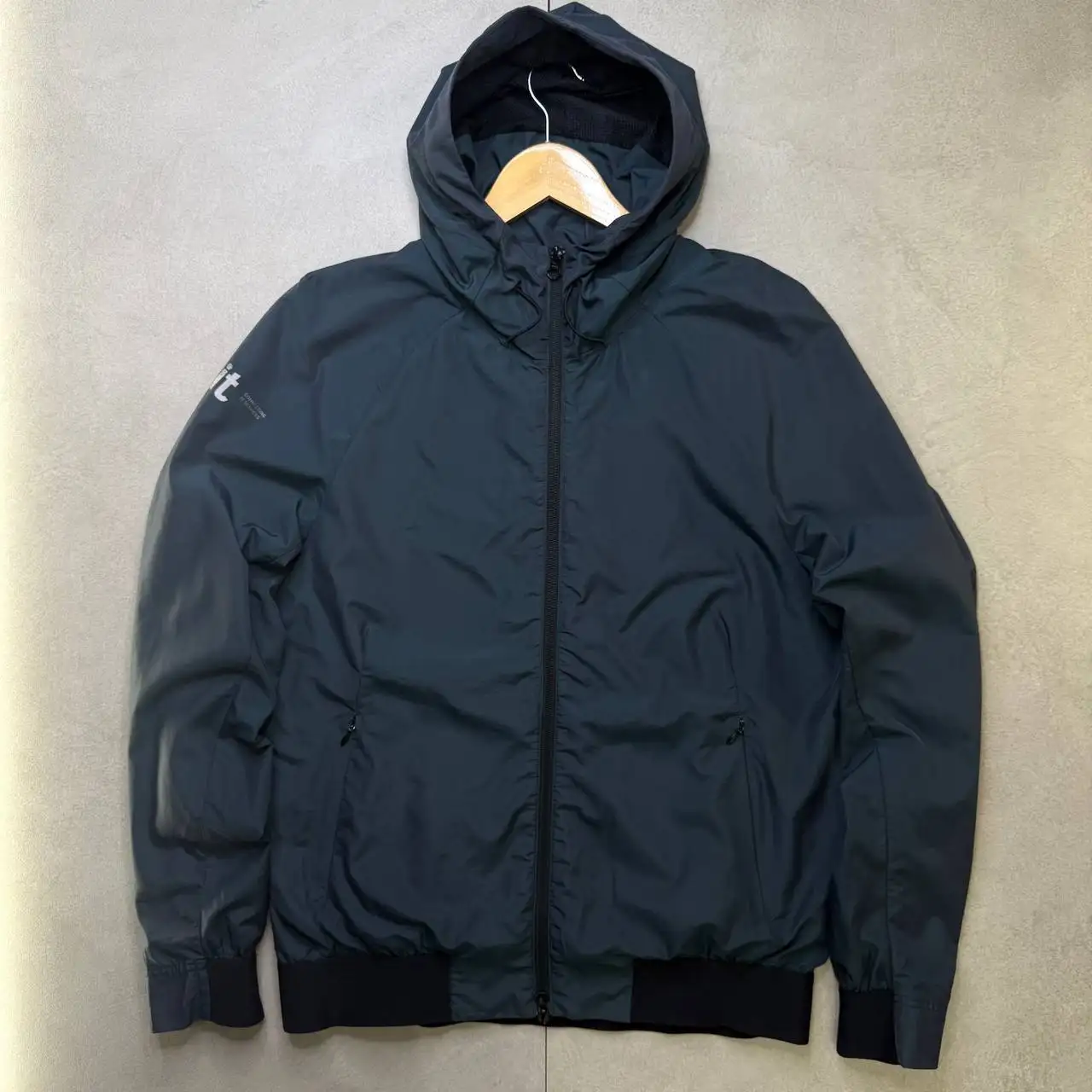 Продажа брендовых курток и ветровок - Верхняя одежда (Одежда) в Неизвестно