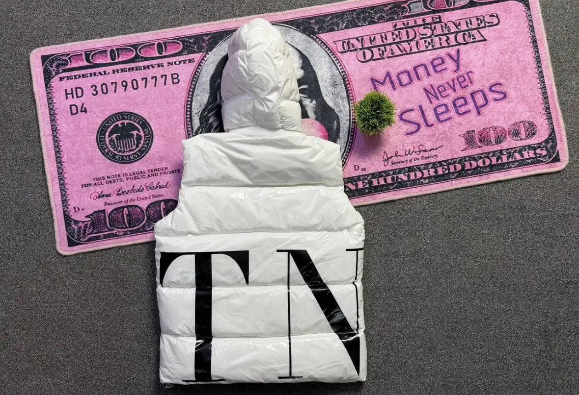 Жилетка VALENTINOxMoncler - Верхняя одежда (Одежда) в Курск