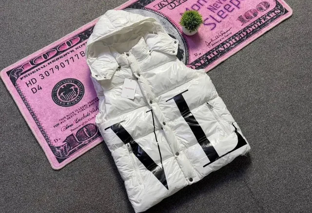 Жилетка VALENTINOxMoncler реплика 1:1 - Одежда в Неизвестно